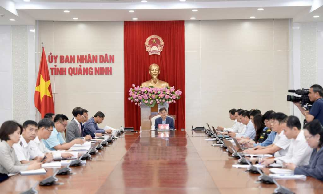 Phó Bí thư Tỉnh ủy, Chủ tịch UBND tỉnh Quảng Ninh Bùi Văn Khắng làm việc với lãnh đạo Viện Nghiên cứu Hàng hải Đông Bắc Mỹ (Hoa Kỳ). (Ảnh: CTT tỉnh Quảng Ninh)