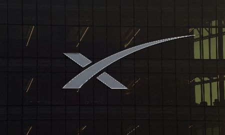 Logo của SpaceX tại một văn phòng của công ty ở Texas - Ảnh: Reuters.