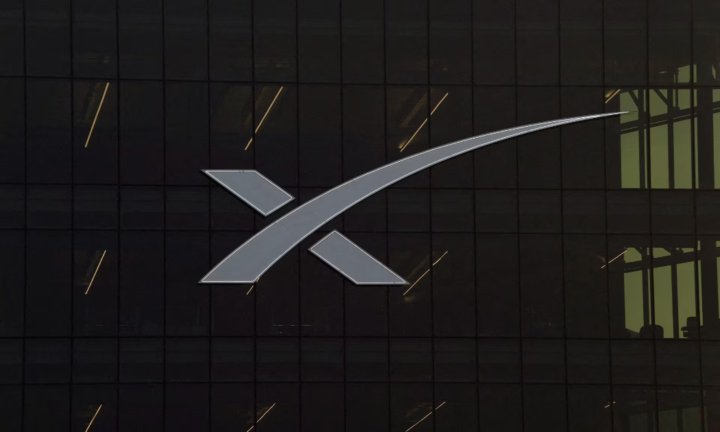 Logo của SpaceX tại một văn phòng của công ty ở Texas - Ảnh: Reuters.