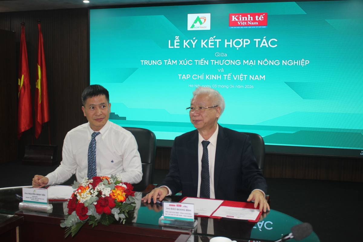 Ông Nguyễn Minh Tiến (bên trái) và ông Đào Quang Bính (bên phải) thực hiện ký kết bản ghi nhớ hợp tác. Ảnh: Chu Khôi.