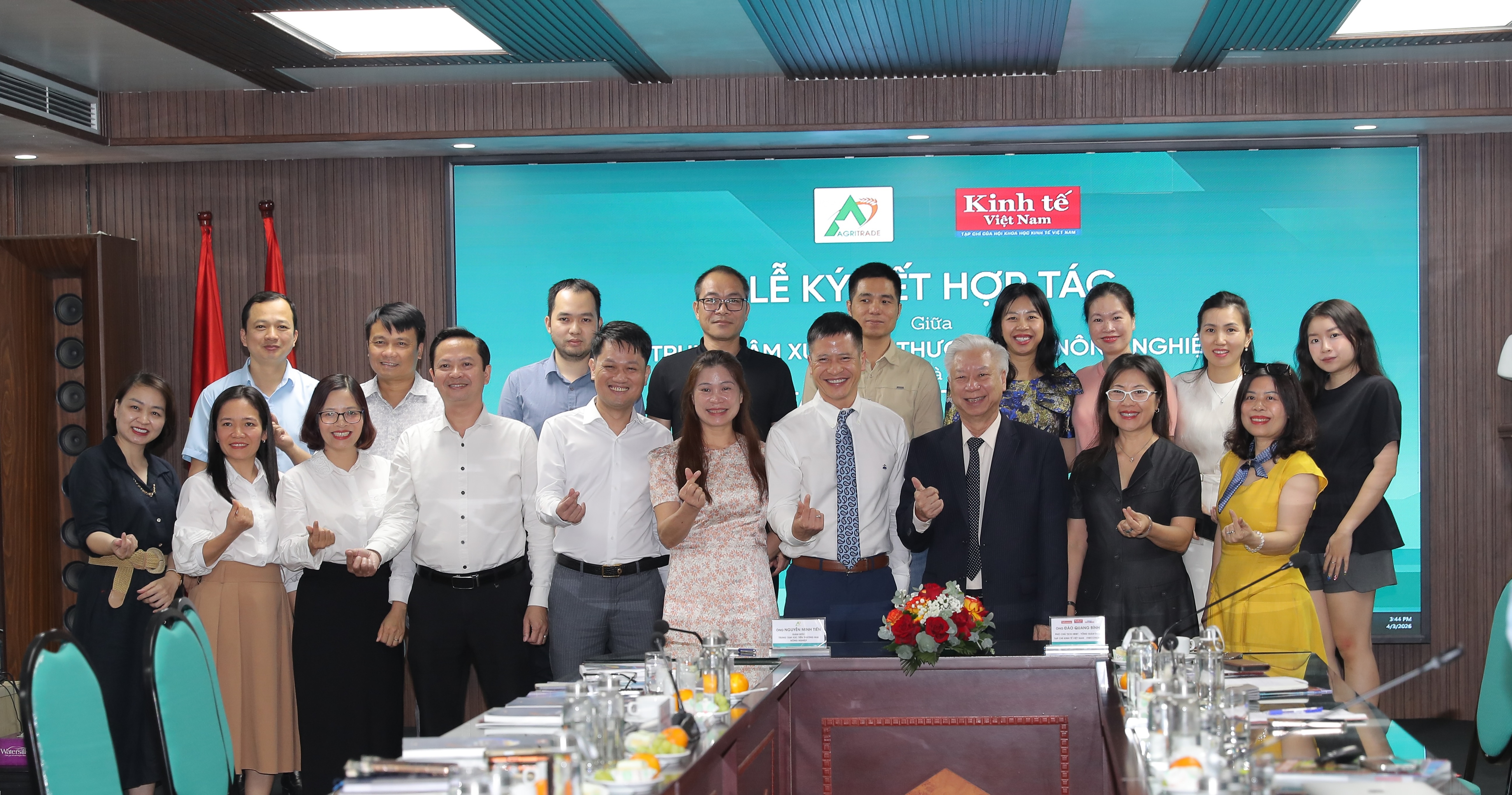 Hai đơn vị chụp ảnh kỷ niệm tại Lễ ký kết hợp tác - Ảnh: Chu Khôi 