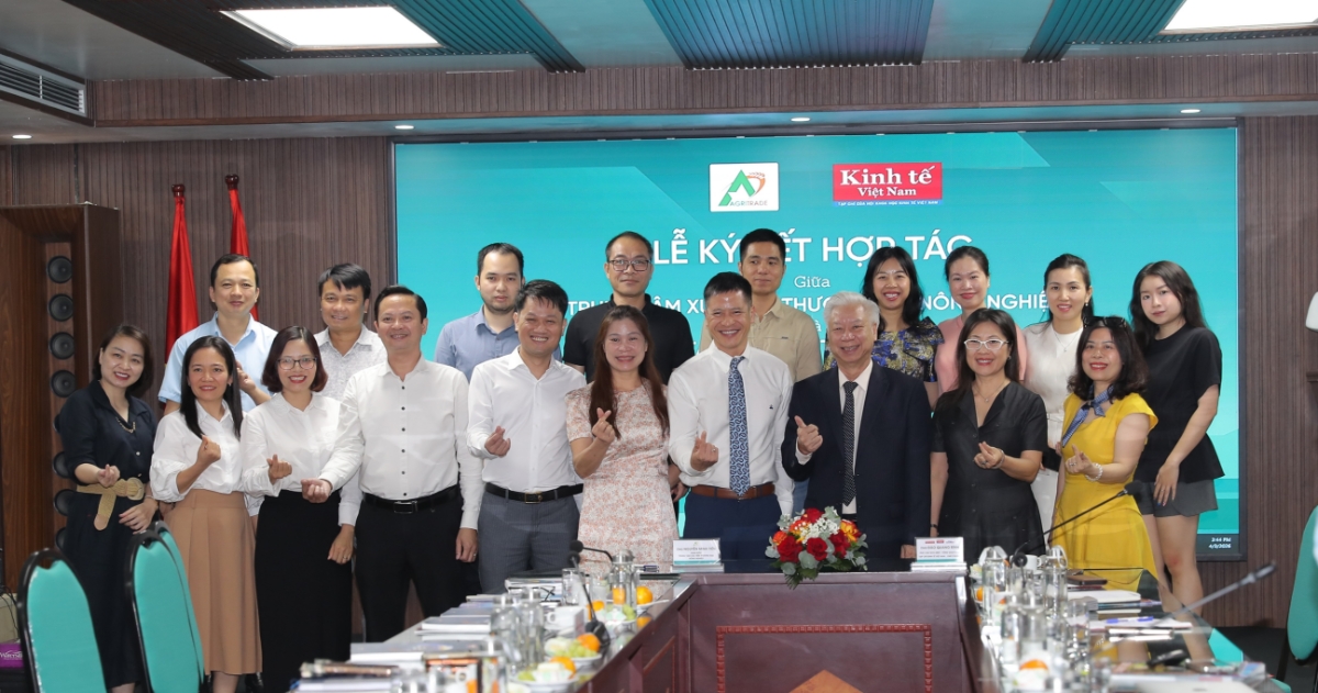 Hai đơn vị chụp ảnh kỷ niệm tại Lễ ký kết hợp tác - Ảnh: Chu Khôi&nbsp;