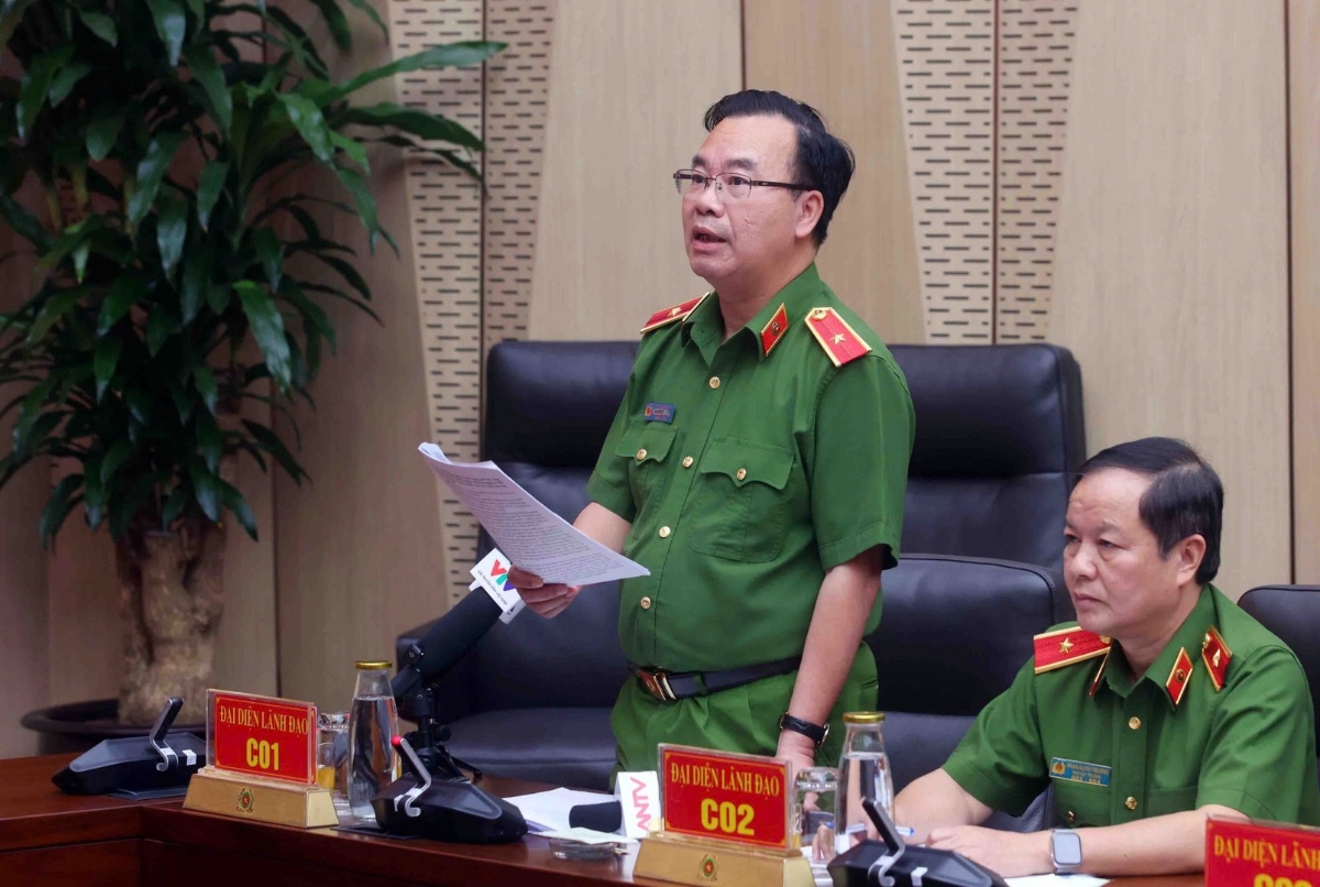 Thiếu tướng Lê Văn Tân, Phó Chánh Văn phòng Cơ quan Cảnh sát điều tra Bộ Công an trả lời báo chí. Ảnh: Cổng thông tin điện tử Bộ Công an.