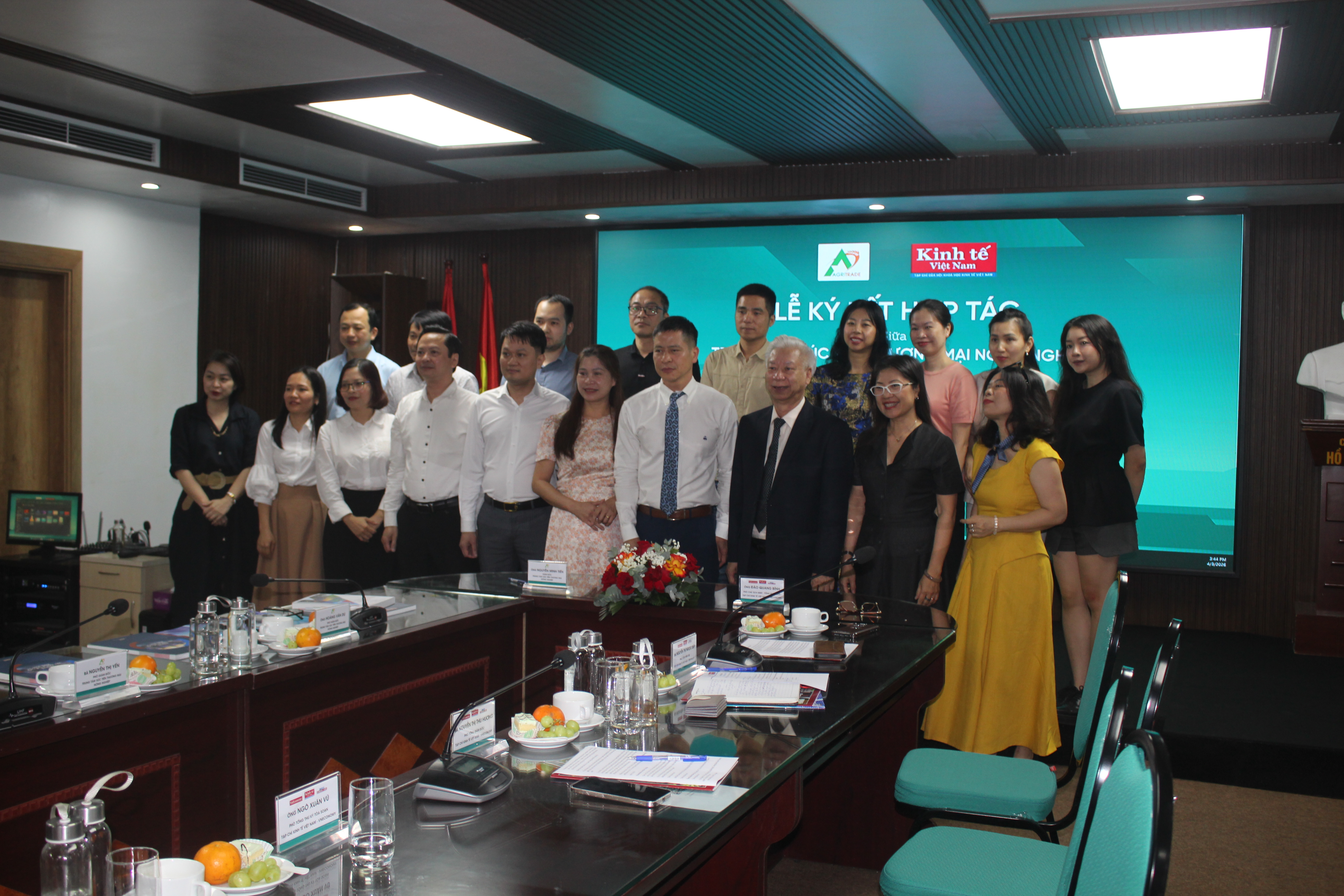 Đại biểu hai bên chụp ảnh lưu niệm sau lễ ký kết. Ảnh: Chu Khôi.