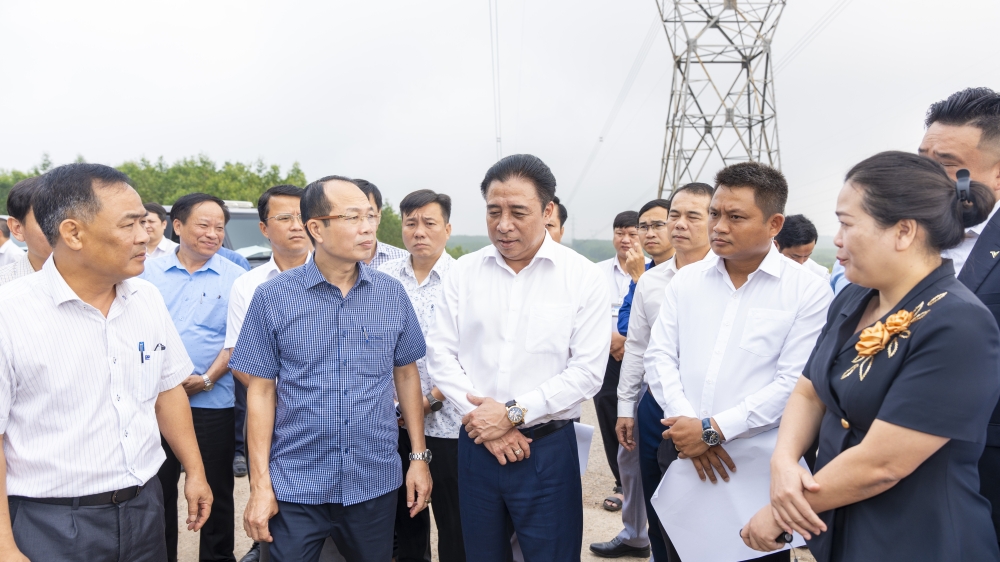 Chủ tịch UBND thành phố Huế Nguyễn Khắc Toàn kiểm tra tiến độ các dự án hạ tầng giao thông, công nghiệp và du lịch trọng điểm trong sáng ngày 2/4.