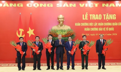 Trao tặng Huân chương cho các đồng chí lãnh đạo cấp cao