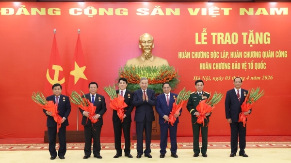 Trao tặng Huân chương cho các đồng chí lãnh đạo cấp cao