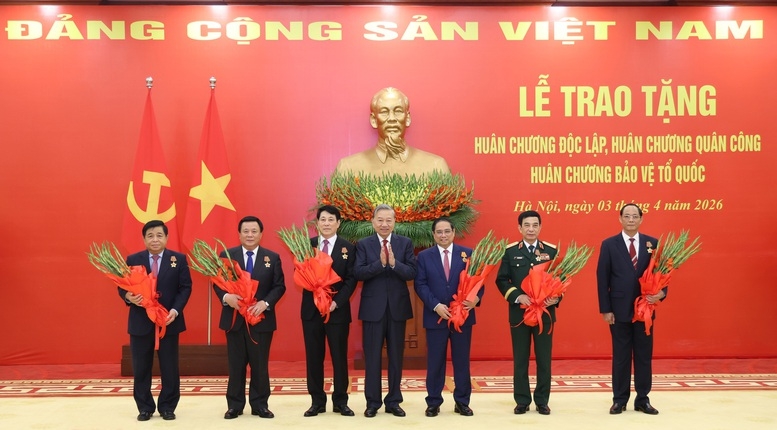 Tổng Bí thư Tô Lâm trao các Huân chương cao quý tặng Chủ tịch nước Lương Cường, Thủ tướng Phạm Minh Chính và các đồng chí Lãnh đạo Đảng, Nhà nước, Quân đội vì những đóng góp xuất sắc trong xây dựng lực lượng Quân đội nhân dân Việt Nam anh hùng - Ảnh: VGP