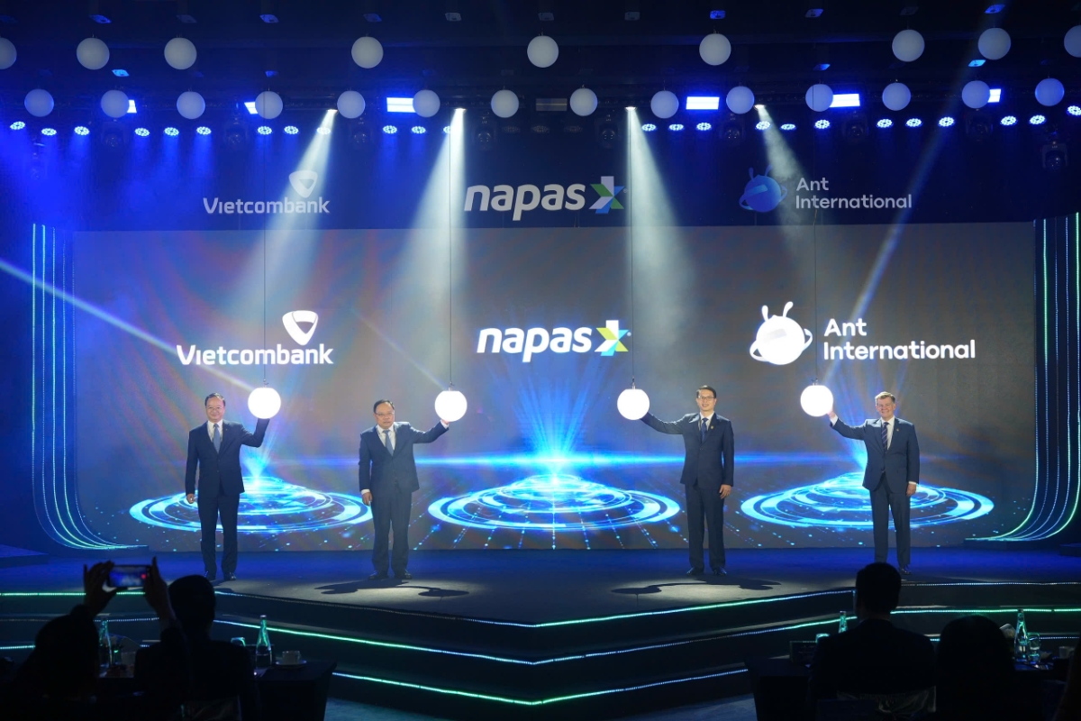 Vụ trưởng Vụ Thanh toán và các bên liên quan kích hoạt thanh toán bán lẻ song phương qua mã QR giữa Việt Nam và Trung Quốc.