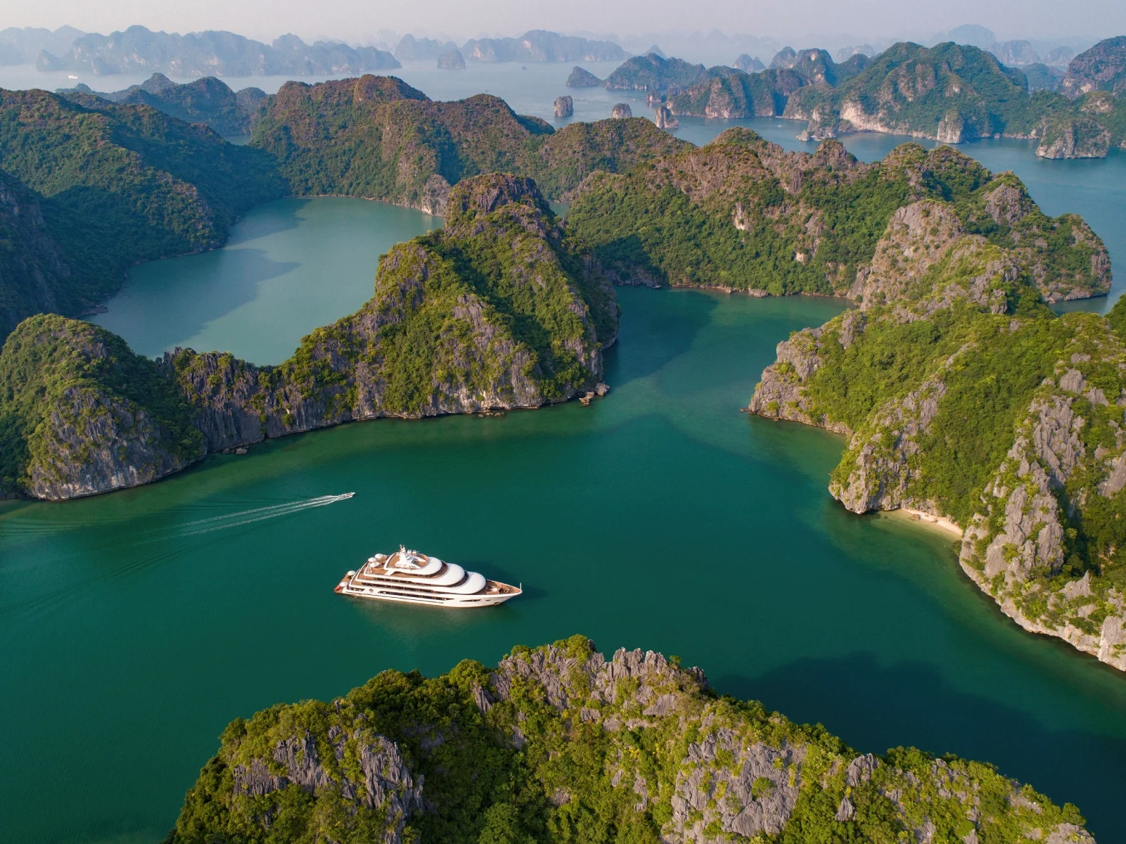 Vịnh Lan Hạ nằm ở phía đông đảo Cát Bà, thành phố Hải Phòng, liền kề với vịnh Hạ Long. 