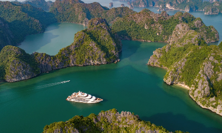 Vịnh Lan Hạ nằm ở phía đông đảo Cát Bà, thành phố Hải Phòng, liền kề với vịnh Hạ Long.