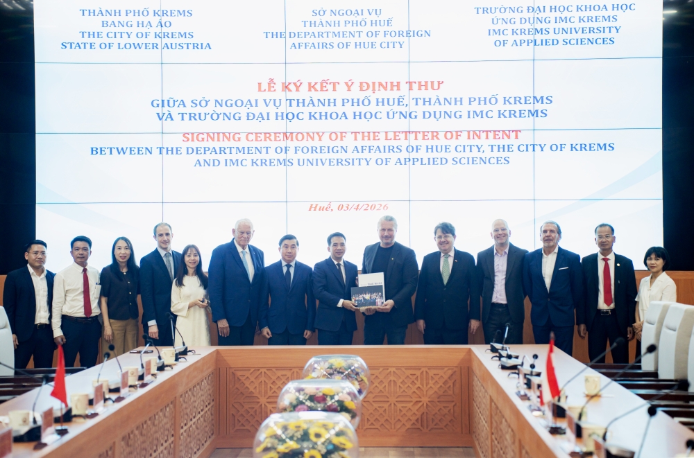 Các đại biểu chụp ảnh lưu niệm&nbsp;