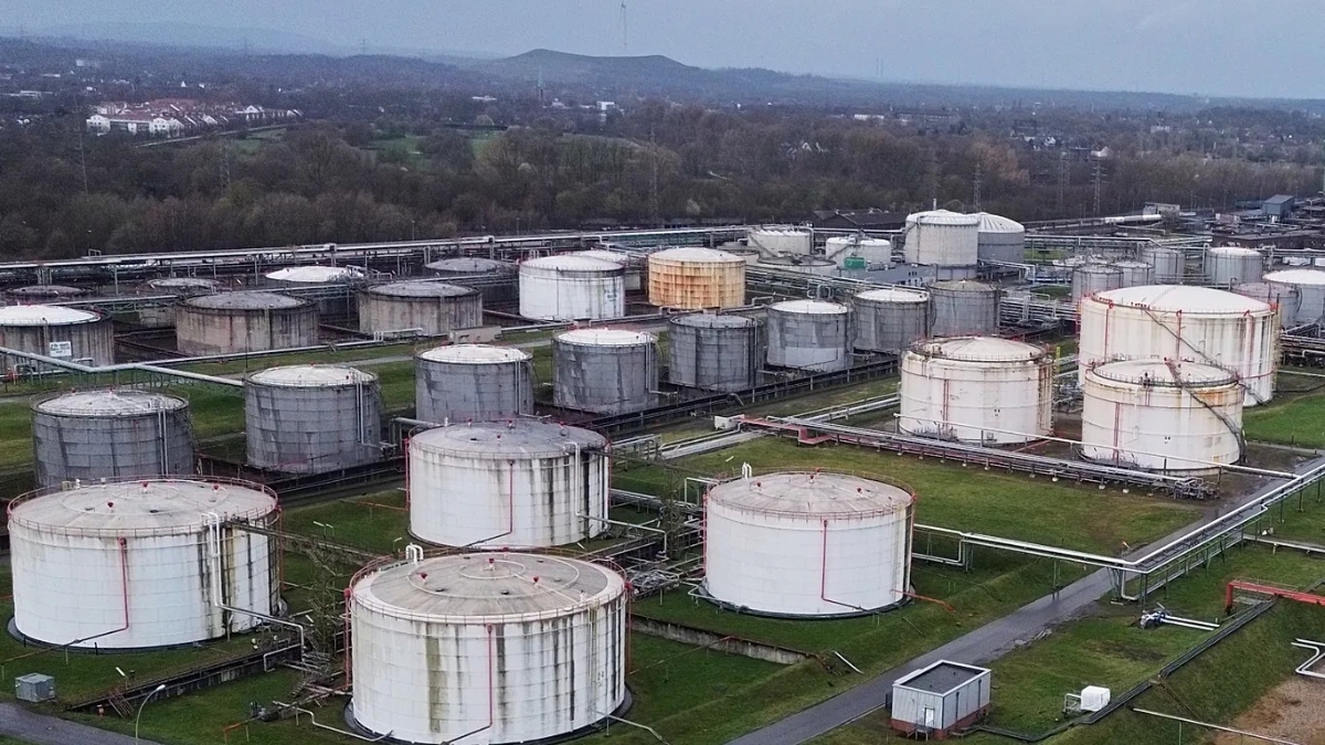 Các kho dự trữ dầu do từng quốc gia thành viên quản lý, trong khi Ủy ban châu Âu (EC) giữ vai trò điều phối trong các tình huống khủng hoảng nhằm đảm bảo phản ứng thống nhất. Ảnh: AP/Martin Meissner