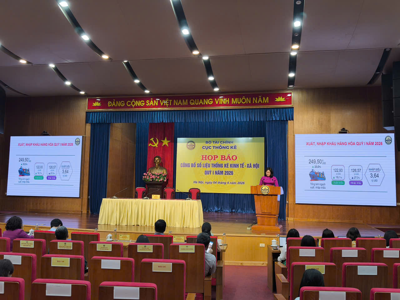 Toàn cảnh họp báo.