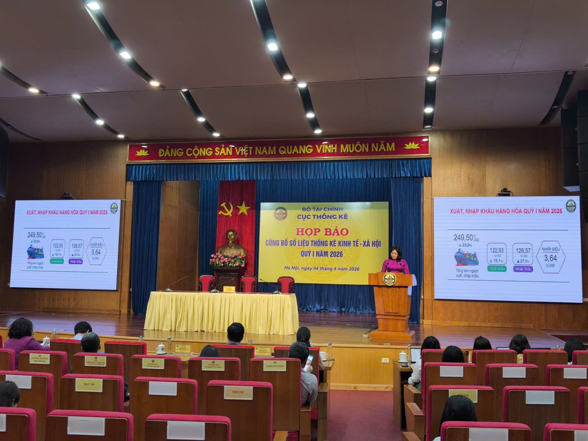 Toàn cảnh họp báo.