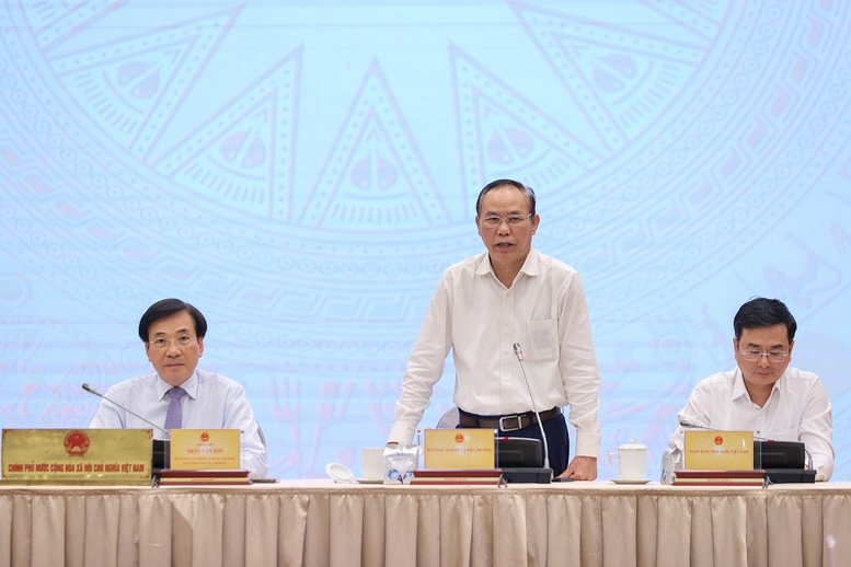 Thứ trưởng Bộ Nông nghiệp và Môi trường Phùng Đức Tiến thông tin về điều hành sản xuất và tiêu thụ lúa gạo - Ảnh: VGP