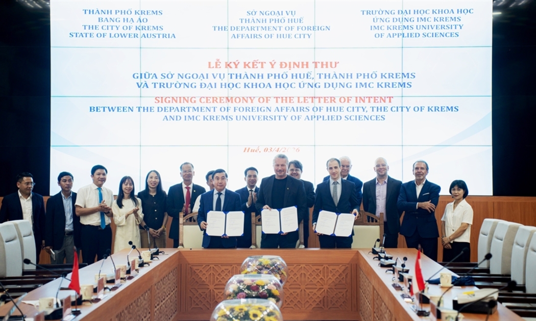 
Ký kết Ý định thư hợp tác giữa ba bên gồm thành phố Krems, Trường Đại học IMC Krems và Sở Ngoại vụ thành phố Huế