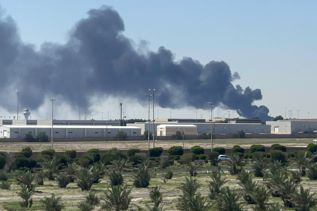 Khói bốc lên từ sân bay quốc tế Kuwait sau một vụ tấn công bằng máy bay không người lái hôm thứ Tư (1/4) - Ảnh: Getty Images