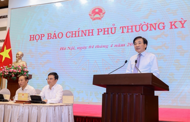 Bộ trưởng, Chủ nhiệm Văn phòng Chính phủ Trần Văn Sơn, Người phát ngôn của Chính phủ, cung cấp thông tin cho báo chí tại họp báo - Ảnh: VGP