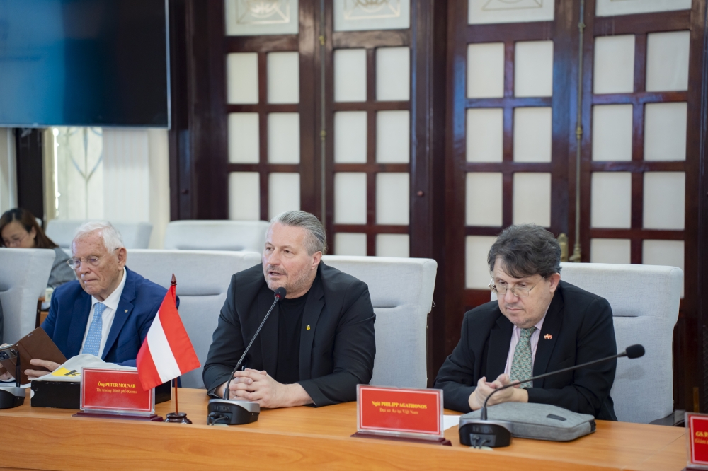 Ông Peter Molnar, Thị trưởng thành phố Krems phát biểu tại buổi làm việc