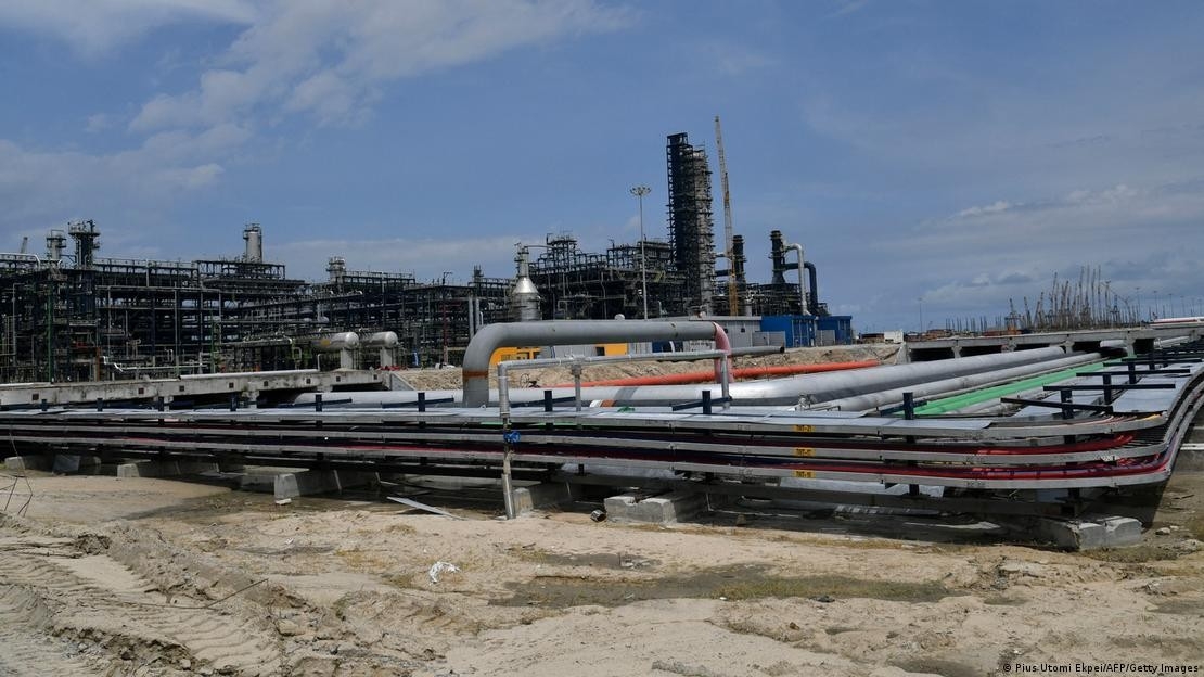 Tương tự nhiều khu vực khác trên thế giới, giá nhiên liệu tại châu Phi đang tăng mạnh. Ảnh: Sunday Alamba/AP Photo/picture alliance