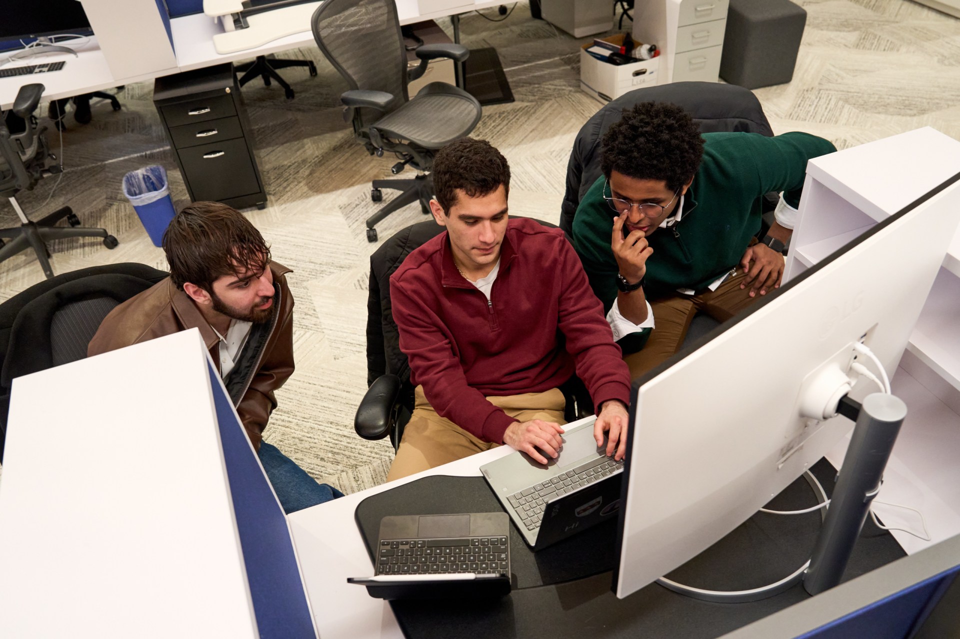 Andrew Castellano (ở giữa) làm việc cùng với người đồng sáng lập Nebiyu Demie (bên phải) và nhân viên của họ, Ryan Noorbakhsh (bên trái). Ảnh: Wall Street Journal