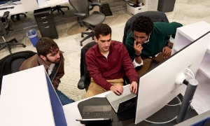 Andrew Castellano (ở giữa) làm việc cùng với người đồng sáng lập Nebiyu Demie (bên phải) và nhân viên của họ, Ryan Noorbakhsh (bên trái). Ảnh: Wall Street Journal