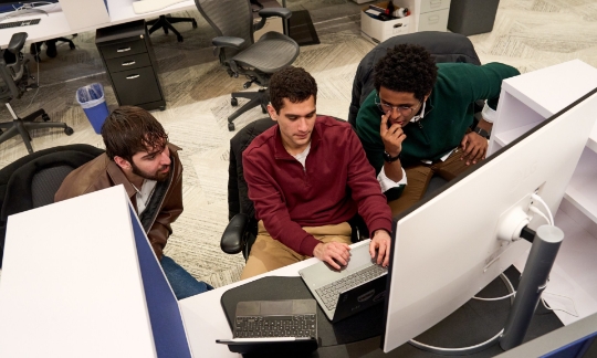 Andrew Castellano (ở giữa) làm việc cùng với người đồng sáng lập Nebiyu Demie (bên phải) và nhân viên của họ, Ryan Noorbakhsh (bên trái). Ảnh: Wall Street Journal