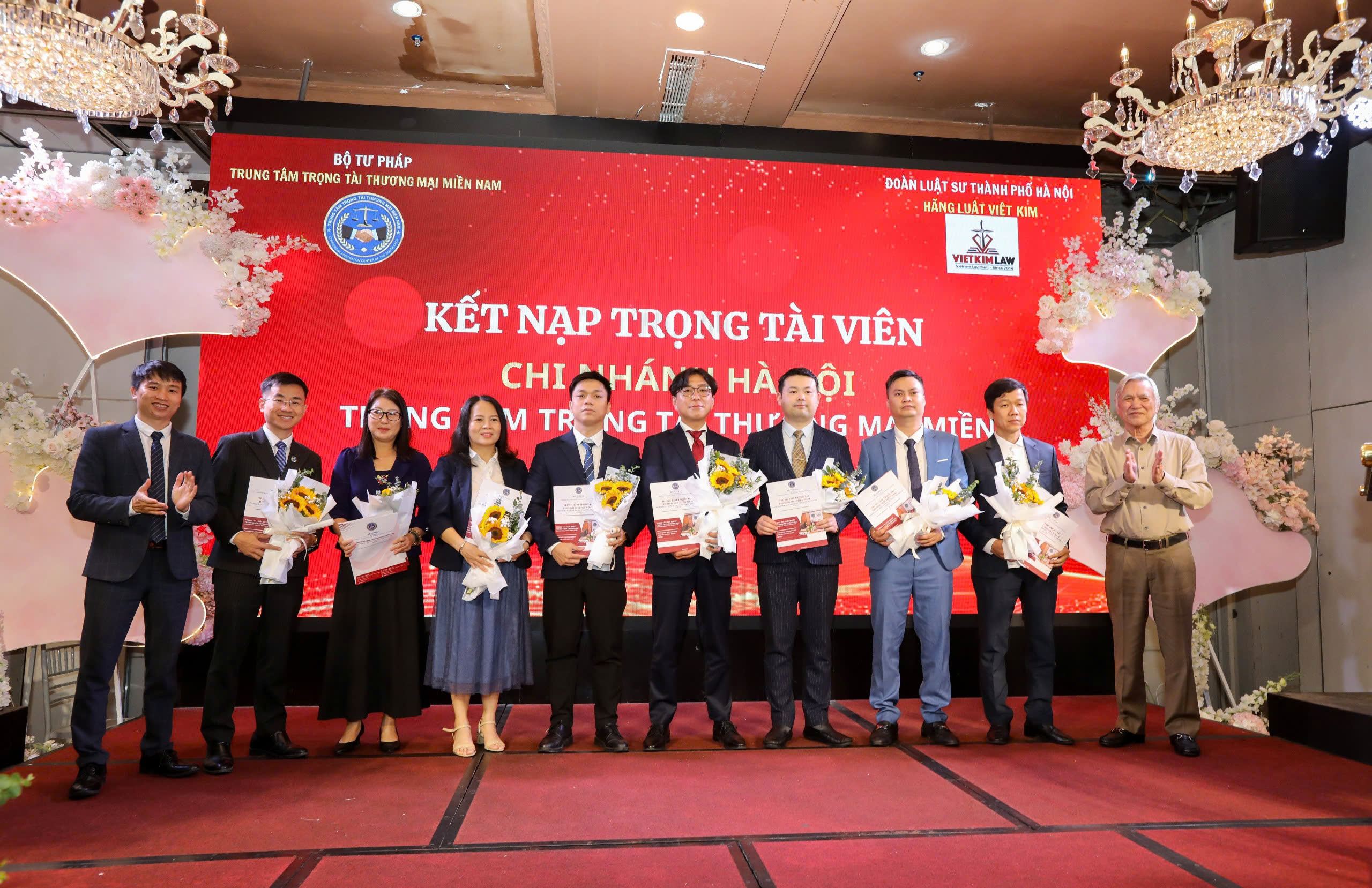 Các trọng tài viên được kết nạp vào Trung tâm Trọng tài thương mại miền Nam chi nhánh Hà Nội.