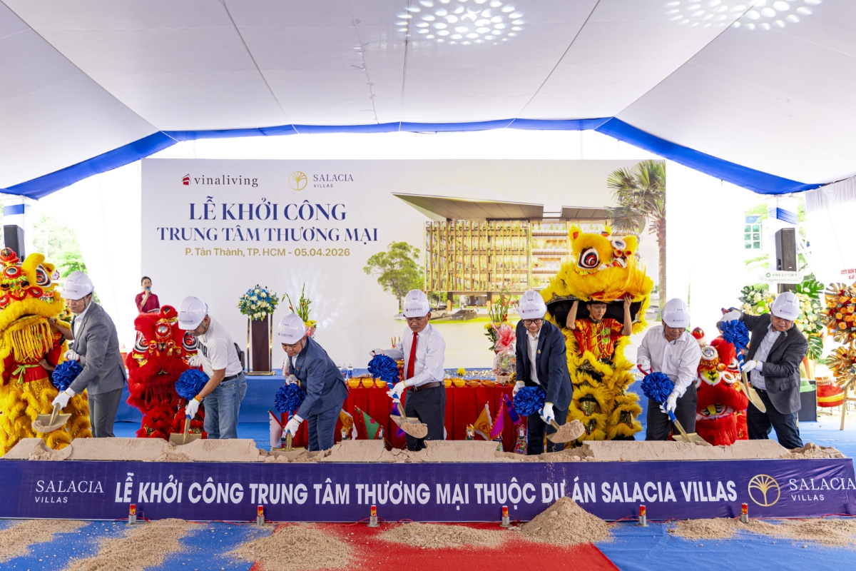 Các đại biểu thực hiện nghi thức khởi công trung tâm thương mại thuộc dự án Salacia Villas. Ảnh:&nbsp;VinaLiving.