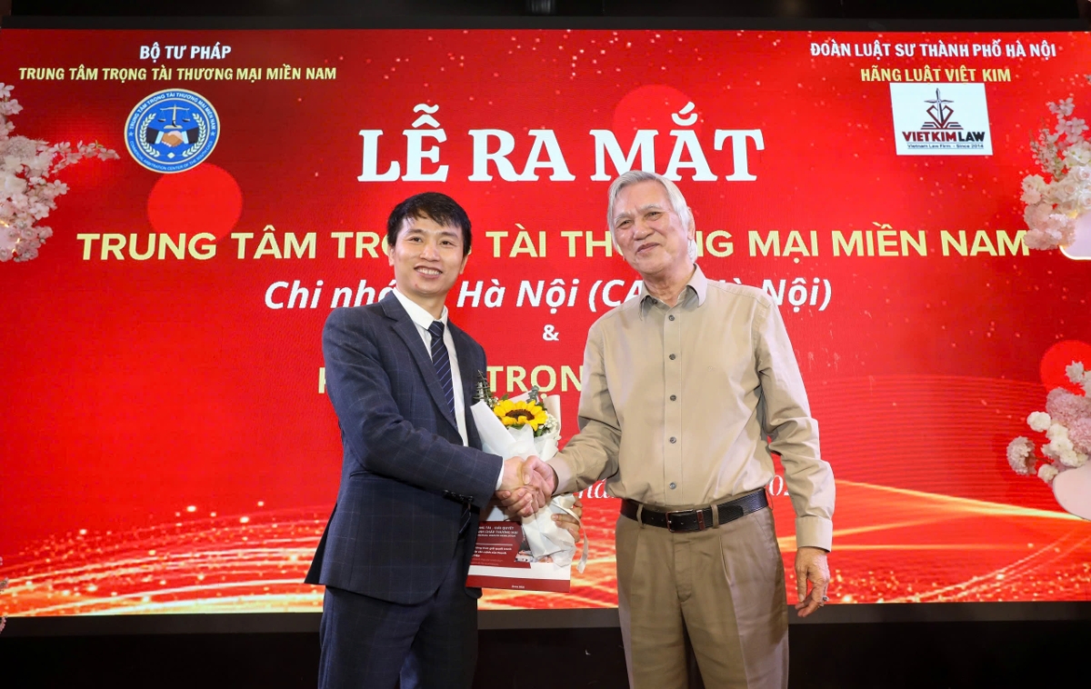 Ông Nguyễn Xuân Nam, Chủ tịch Trung tâm Trọng tài thương mại miền Nam trao hòa và giấy phép hoạt động Chi nhánh Hà Nội do Sở Tư pháp Hà Nội cấp cho ông&nbsp;Đỗ Hữu Đĩnh, Trưởng Chi nhánh.