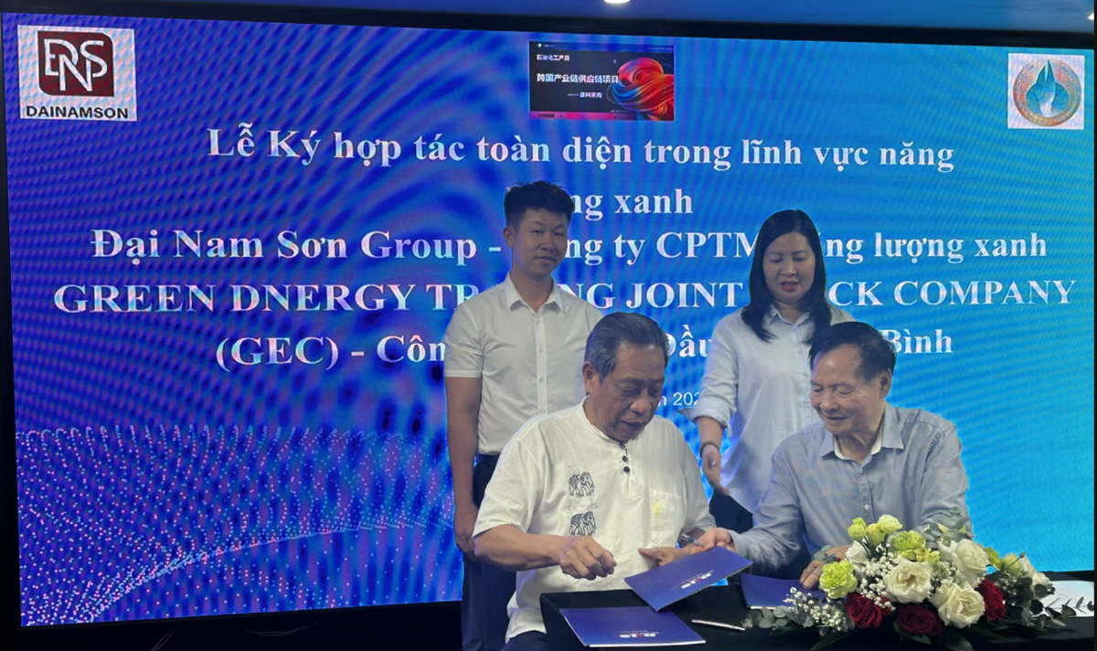 Trong khuôn khổ buổi làm việc cũng diễn ra Lễ Ký hợp tác toàn diện trong lĩnh vực năng lượng giữa Đại Nam Sơn Group, Công ty CPTM Năng lượng xanh và Công ty TNHH Dầu khí Khai Bình