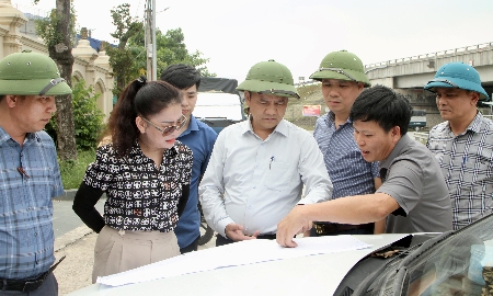 Chủ tịch UBND xã An Khánh (Hải Phòng) kiểm tra thực địa phạm vi giải phóng mặt bằng dự án xây dựng tuyến đường sắt Lào Cai – Hà Nội – Hải Phòng qua địa bàn xã.