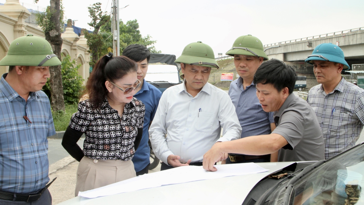 Chủ tịch UBND xã An Khánh (Hải Phòng) kiểm tra thực địa phạm vi giải phóng mặt bằng dự án xây dựng tuyến đường sắt Lào Cai – Hà Nội – Hải Phòng qua địa bàn xã.