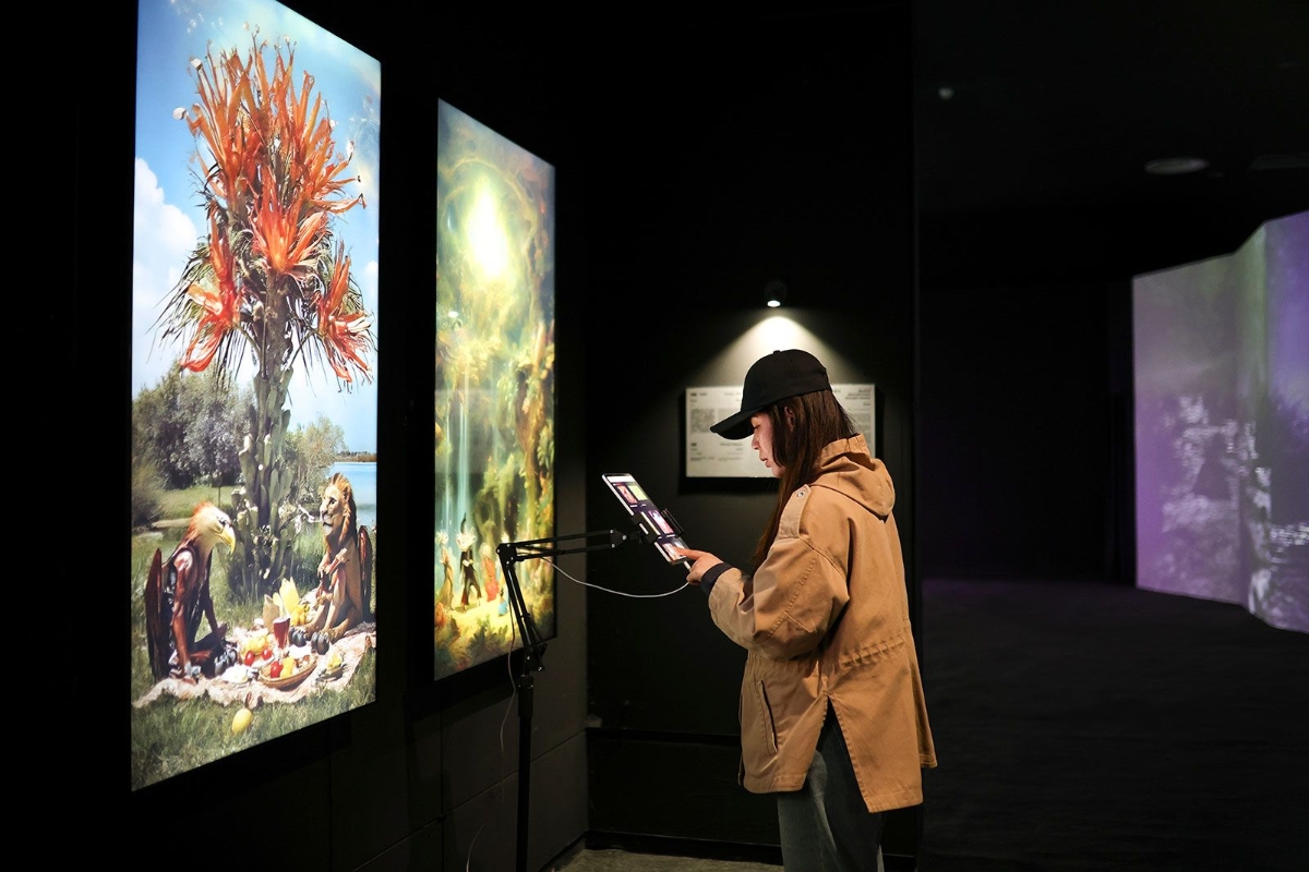 Botto quan sát từng khách tham quan hội chợ nghệ thuật Art Basel Hong Kong bằng hai camera theo dõi.&nbsp;