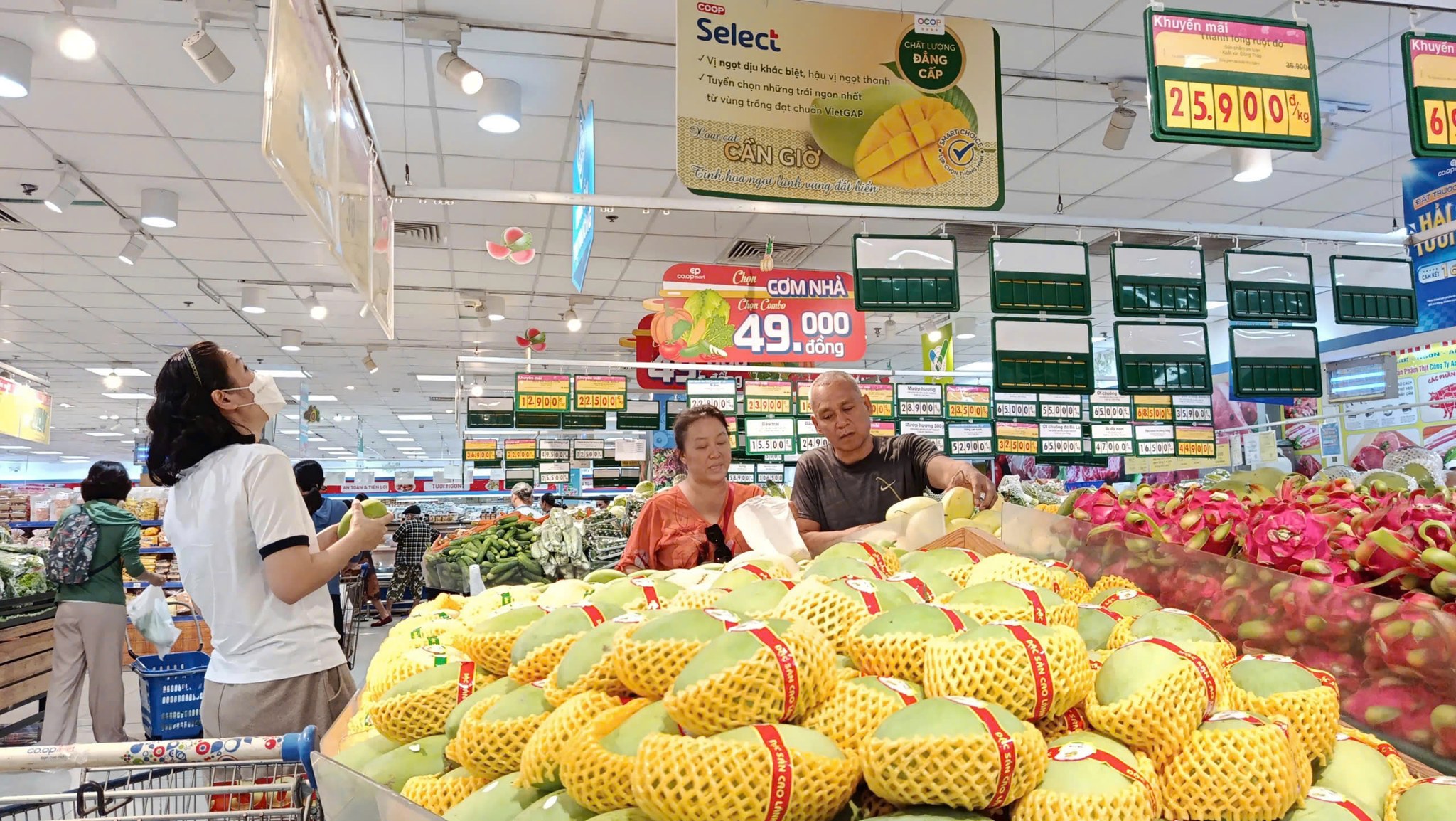 Các hệ thống siêu thị cam kết bình ổn giá các nhóm hàng thiết yếu.