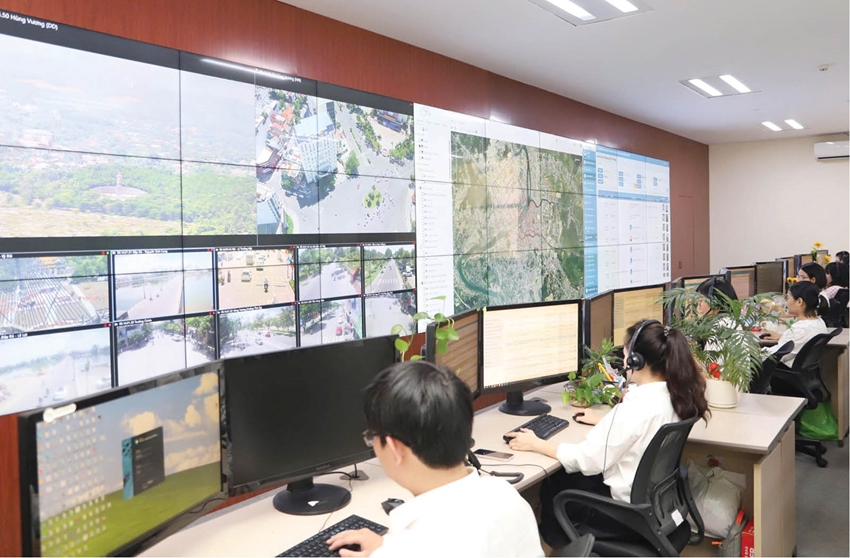 Cán bộ HueIOC trực tổng đài, hỗ trợ tiếp nhận hàng nghìn thông tin từ người dân trong thời điểm bão lũ  