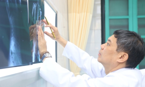 Chỉ can thiệp cong vẹo cột sống cho trẻ khi có chẩn đoán y khoa