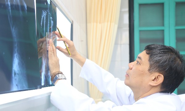 Chỉ can thiệp cong vẹo cột sống cho trẻ khi có chẩn đoán y khoa