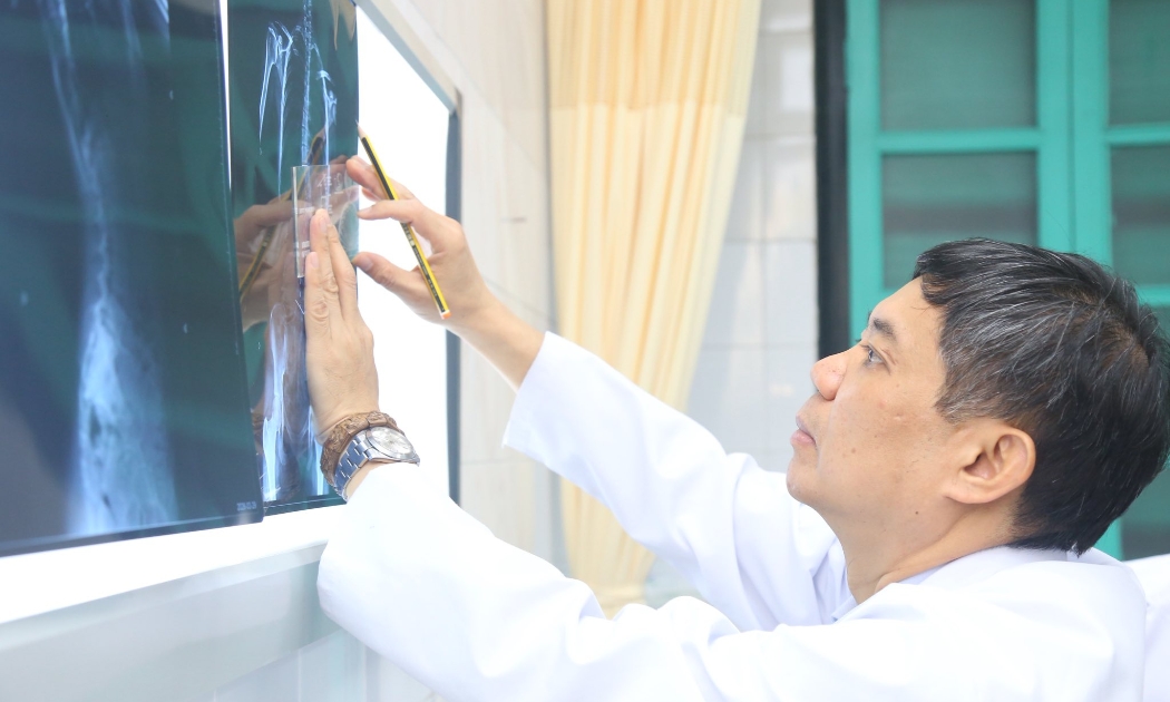 Chỉ can thiệp cong vẹo cột sống cho trẻ khi có chẩn đoán y khoa