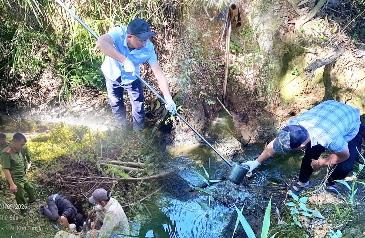 Lực lượng chức năng tỉnh Quảng Ngãi kiểm tra hoạt động xả thải của các công ty, doanh nghiệp trên địa bàn. Ảnh: Công an cung cấp