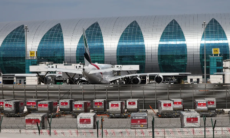 Máy bay của hãng hàng không Emirates đỗ tại sân bay quốc tế Dubai vào tháng trước - Ảnh: Getty Images.