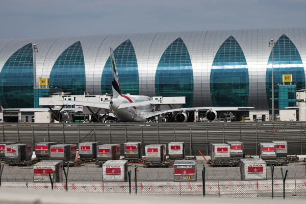 Máy bay của hãng hàng không Emirates đỗ tại sân bay quốc tế Dubai vào tháng trước - Ảnh: Getty Images.
