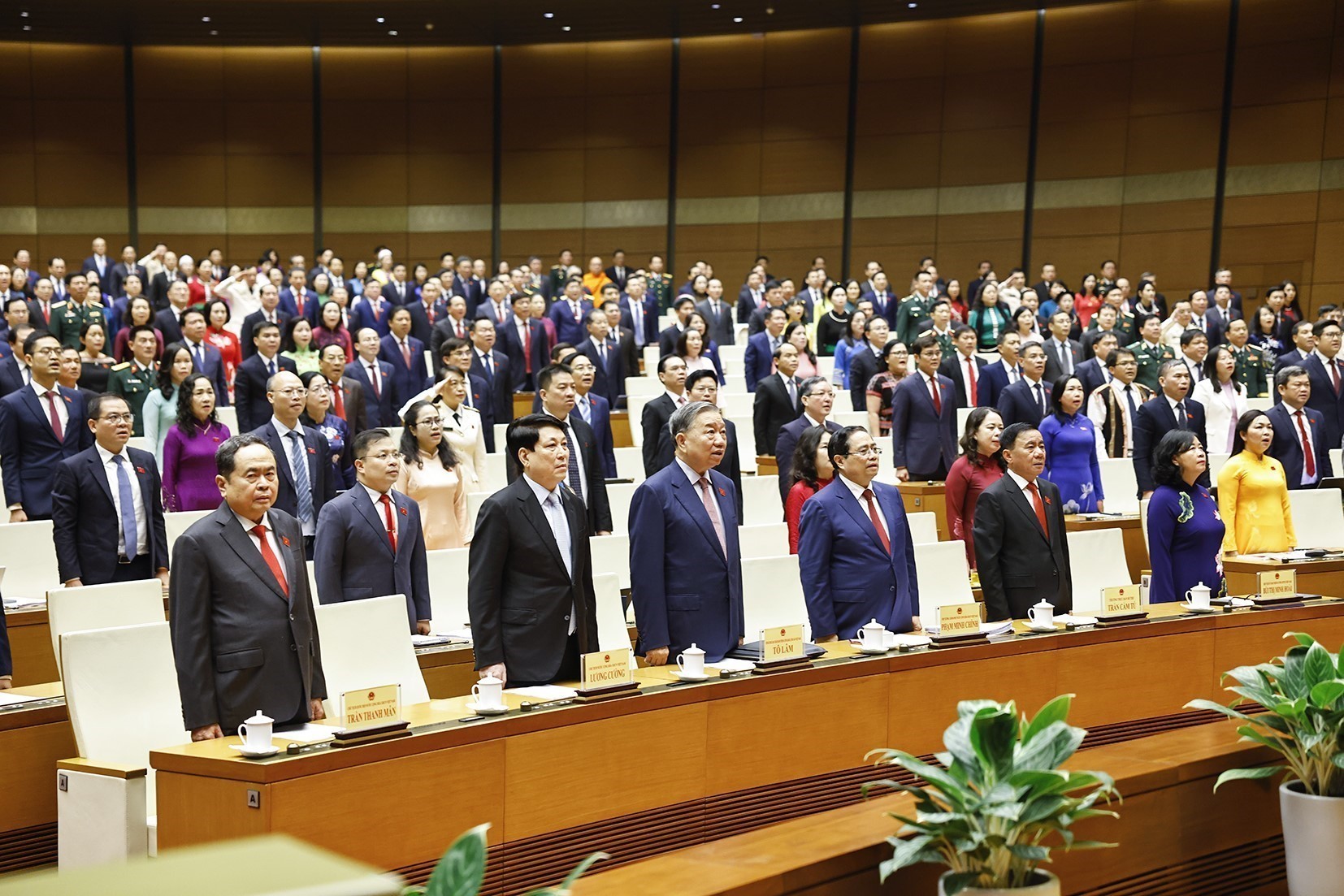 Lãnh đạo Đảng, Nhà nước cùng các đại biểu làm lễ chào cờ - Ảnh TTXVN 