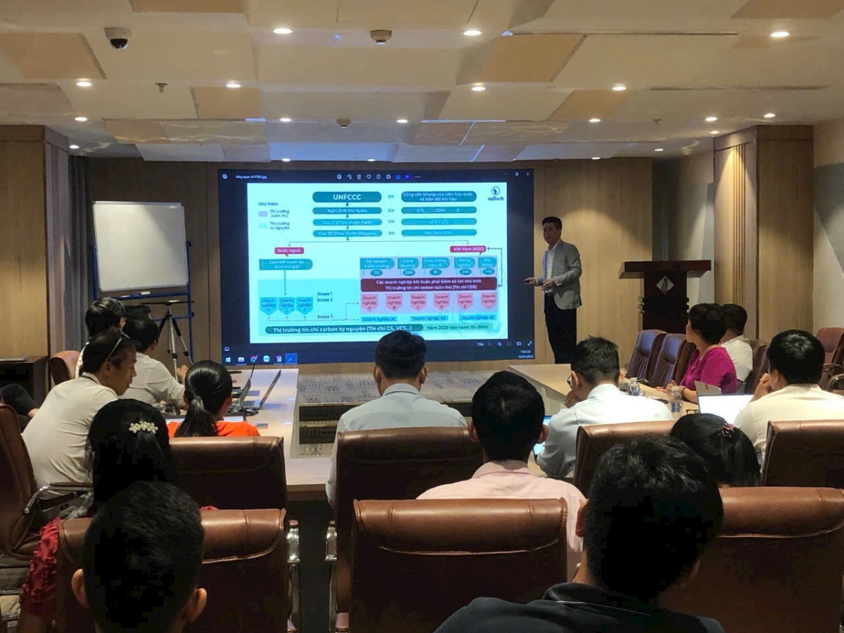 Ông Phạm Hoài Trung tập huấn về Net Zero, ESG cho các kỹ sư xây dựng.