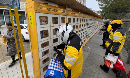 Các tủ chuyên dụng chứa hàng để nhân viên Meituan giao tới khách hàng. - Ảnh: Nikkei Asia