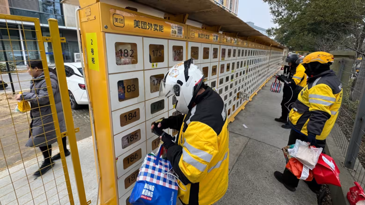 Các tủ chuyên dụng chứa hàng để nhân viên Meituan giao tới khách hàng. - Ảnh: Nikkei Asia