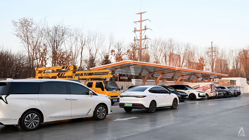 Xe điện xếp hàng tại trạm sạc nhanh ở Cáp Nhĩ Tân khi nhu cầu sạc tăng do thời tiết lạnh. Ảnh: CNA/Hu Chushi