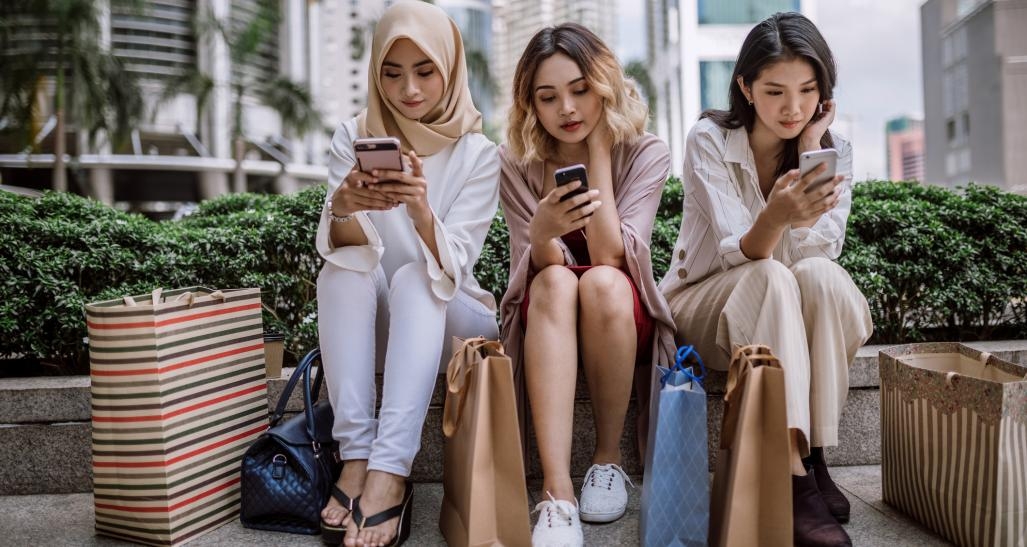 &nbsp;Áp lực lên khả năng chi tiêu vốn đã mong manh của Gen Z và Millennials sẽ càng gia tăng.