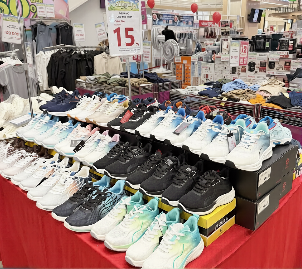 Việc thắt chặt chi tiêu của người dân tác động trực tiếp đến hoạt động kinh doanh của nhiều doanh nghiệp.